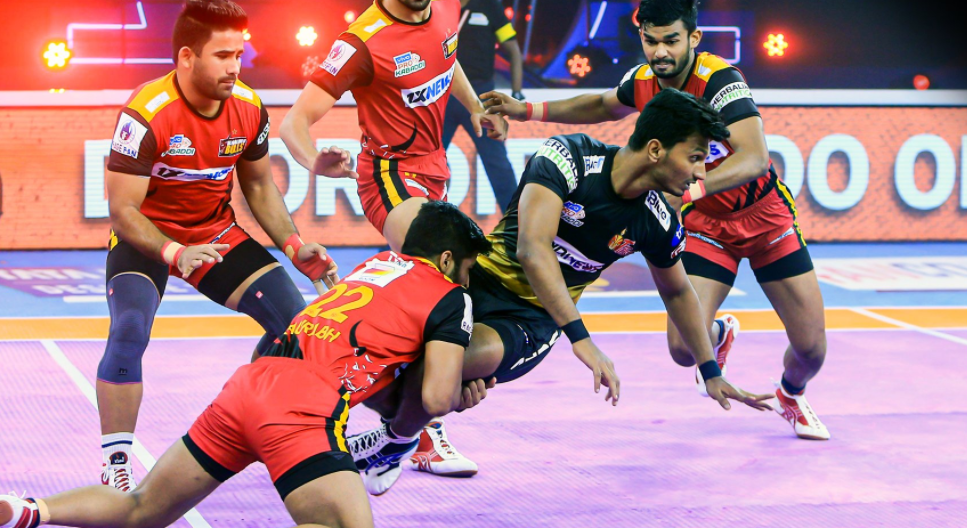 Saurabh Nandal pounces on Rakesh Gowda to pick up his third point of the game