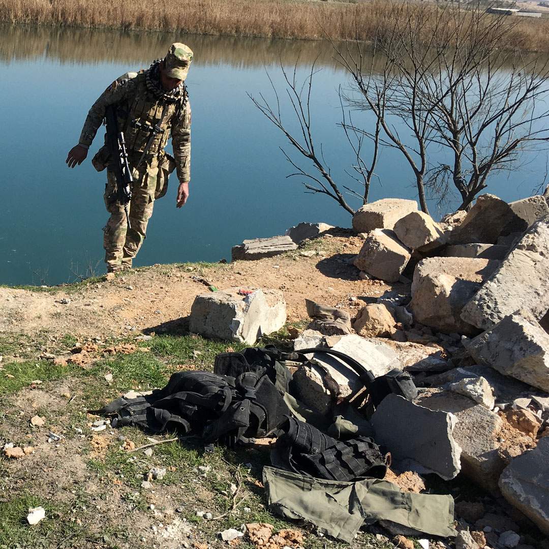 Иракский солдат осматривает место авиаудара
