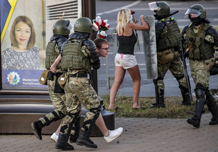Білоруський військовий спецназ затримує чоловіка під час акції протесту у Мінську