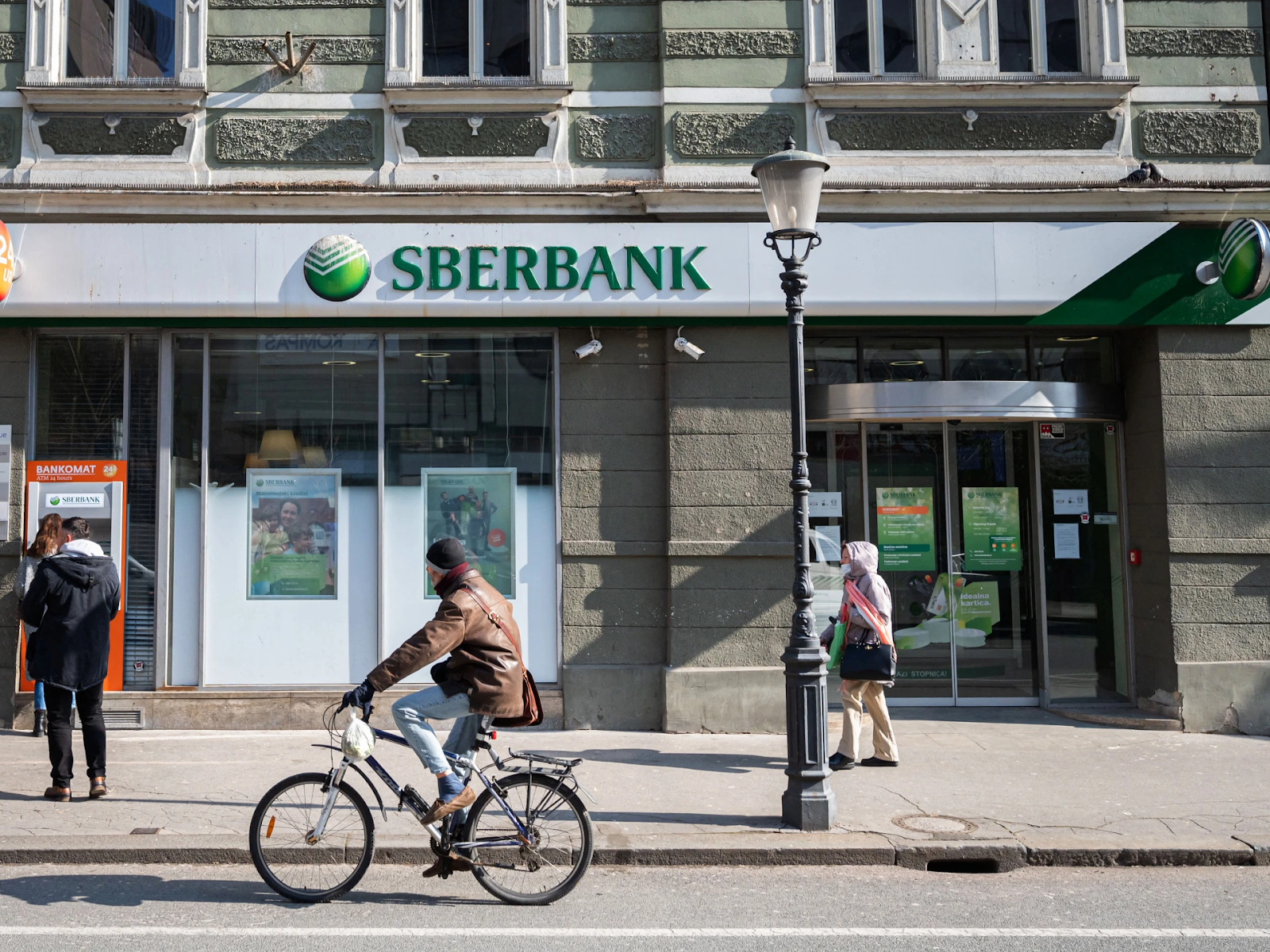 Sberbank deals with cryptocurrencies.