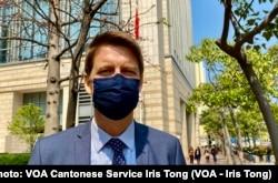 瑞典驻香港副总领事雷博恩3月2日到法庭旁听,关注国安法在香港实施的情况,他又形容47名民主派人士首日聆讯很漫长 (美国之音/汤惠芸)