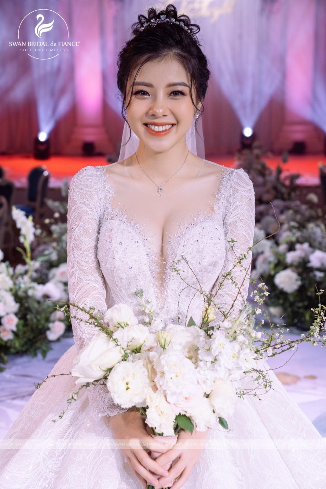 Cô dâu đại sứ Ánh Tuyết và mẫu váy cưới thiết kế riêng độc quyền