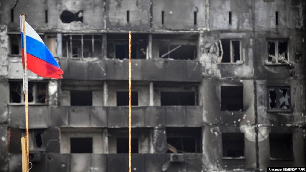 Cờ Nga cắm ở một tòa nhà bị phá hủy ở Mariupol hôm 12/4
