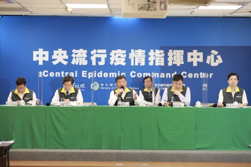 罷韓過關,外界點名陳宗彥(右二)有機會代理高雄市長,外傳若行政院副院長陳其邁轉戰高雄,陳時中(中)接任的呼聲很高。(圖由指揮中心提供)