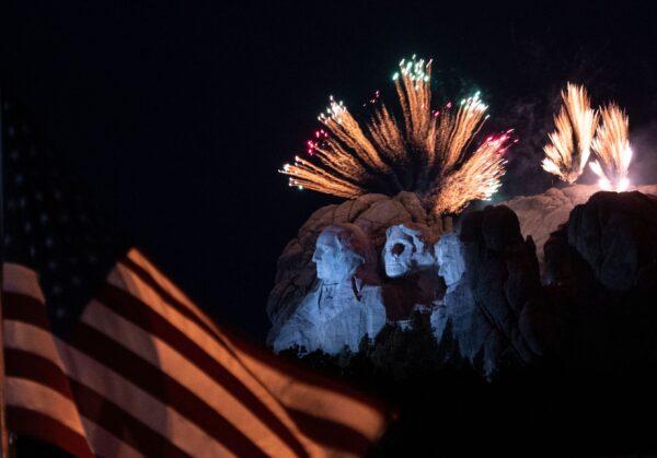 https://www.epochtimesviet.com/wp-content/uploads/2022/07/rushmore-fireworks-600x419-1.jpg