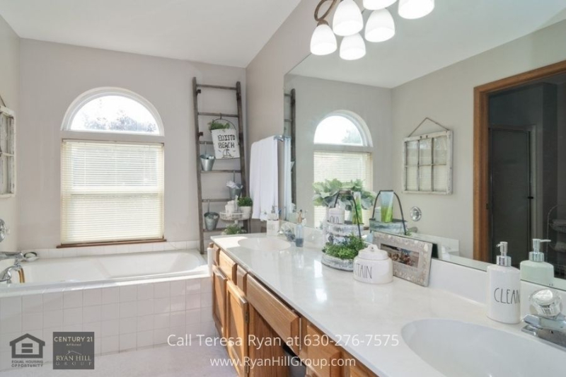 Oswego IL real estate- Pamper yourself in the immaculate bathroom of this Oswego IL home.
