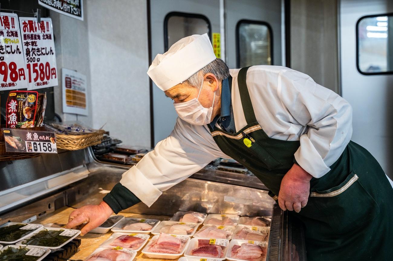 キッチンでピザを作っている男  低い精度で自動的に生成された説明