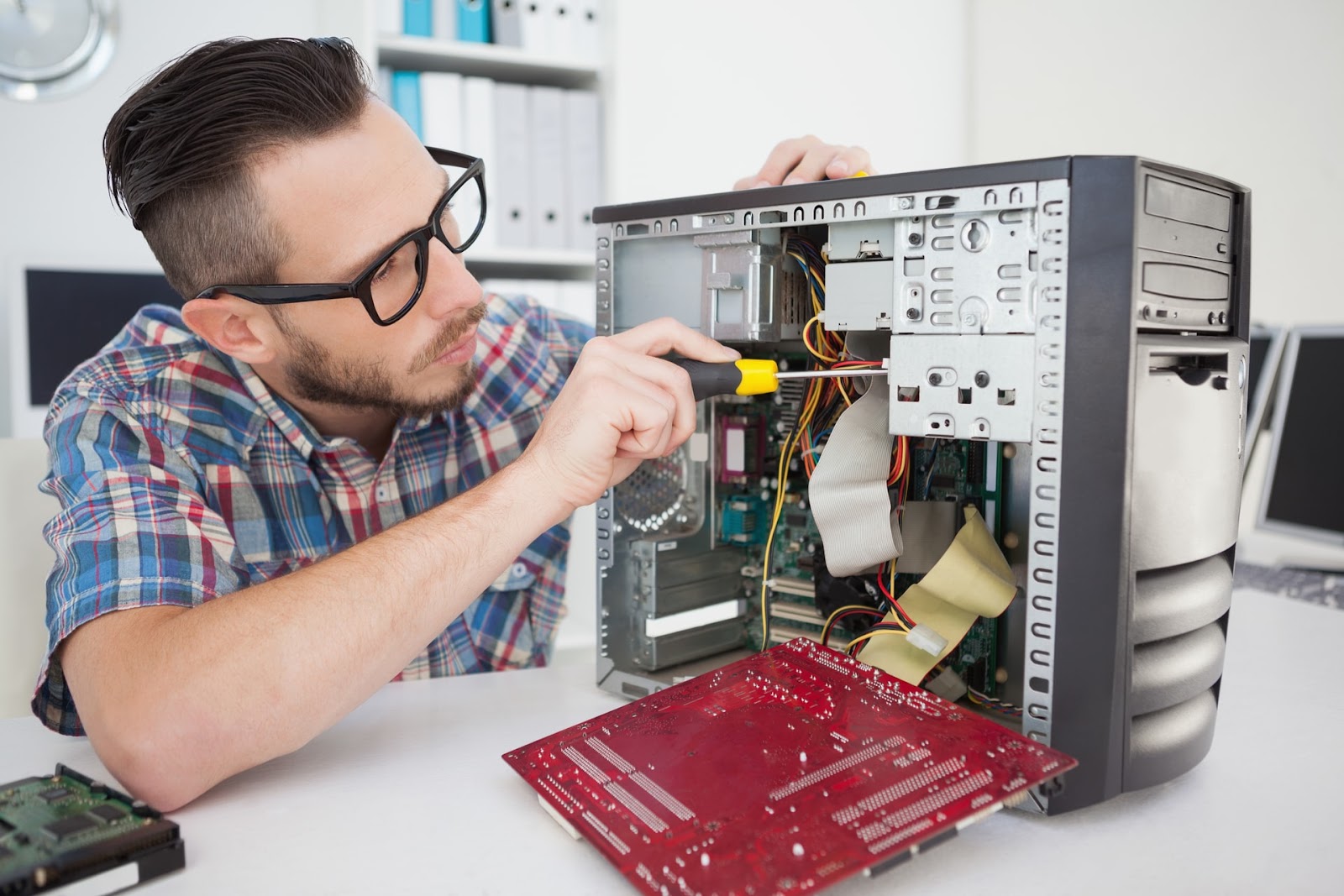 What Is The Workplace Of A Computer Repair Technician?