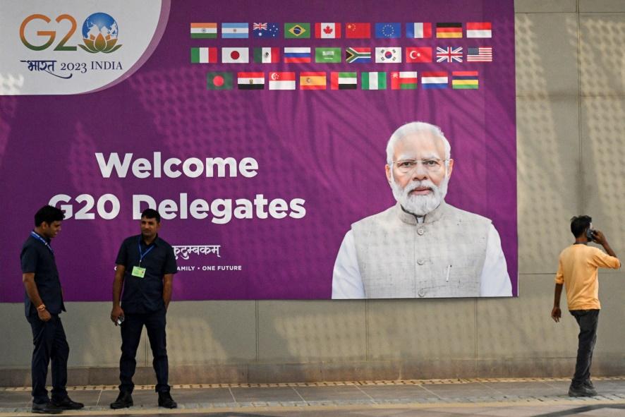 Nhân viên an ninh đứng gác gần bảng truyền thông hội nghị thượng đỉnh G20 tại New Delhi ngày 7/9. Ảnh: AFP