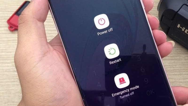 Khắc phục điện thoại Samsung báo sạc nhưng không vào pin