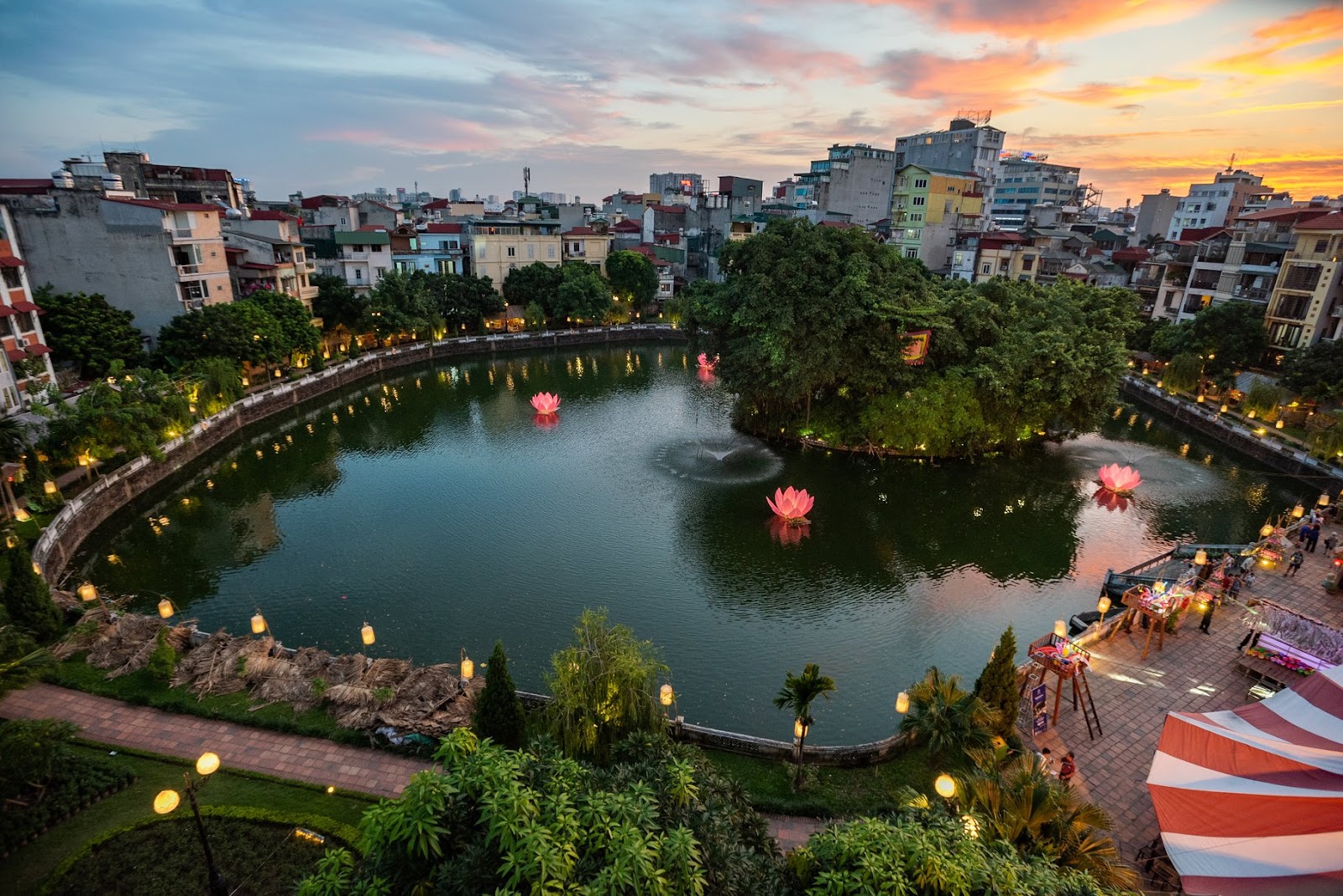 View mặt hồ lung linh thích hợp để sống ảo