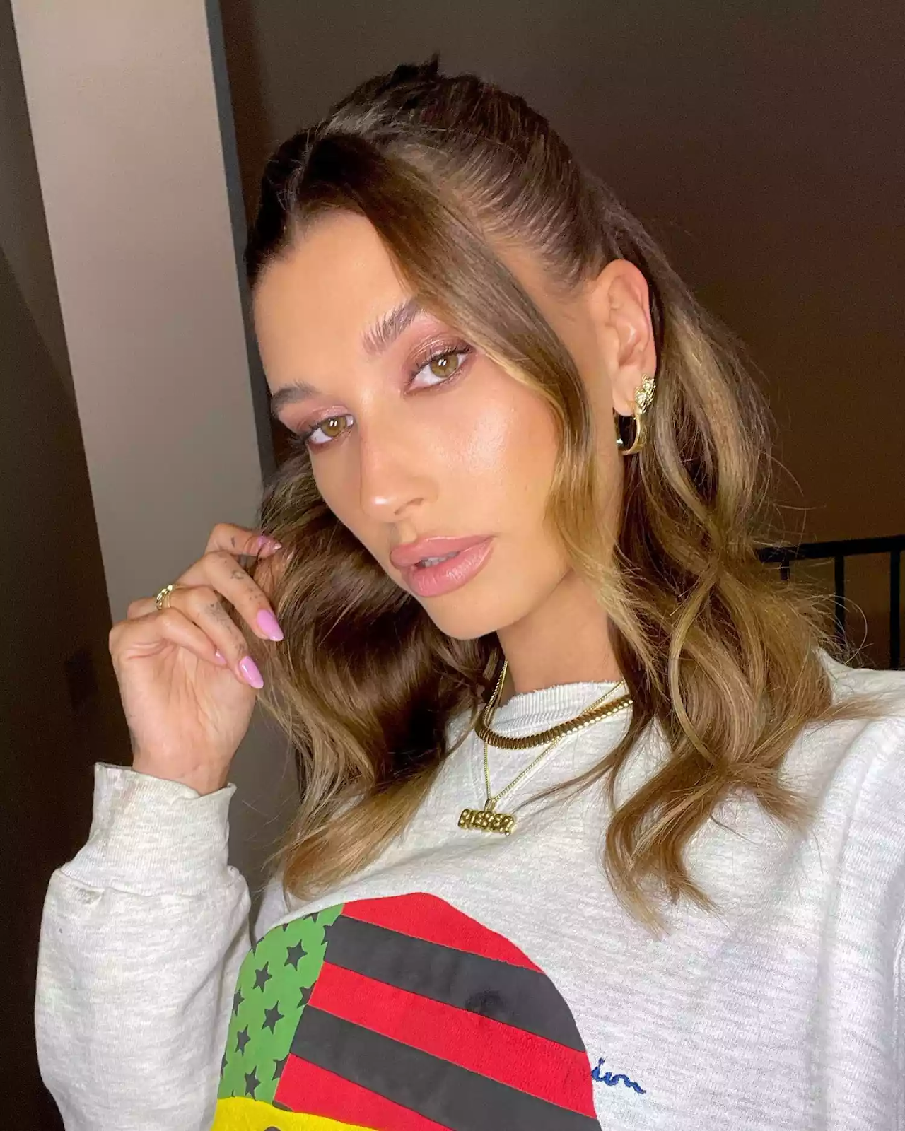 Hailey Bieber Nails:  Hailey takes selfie showing off her pink nails 
