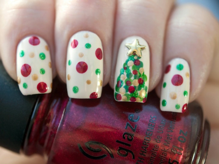 Coole Idee für Weihnachtnägel, bunte Punkte und Tannenbaum auf weißem Grund, Nageldesign zum Nachstylen