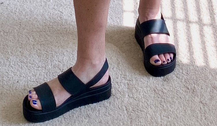 picture of feet in sandals