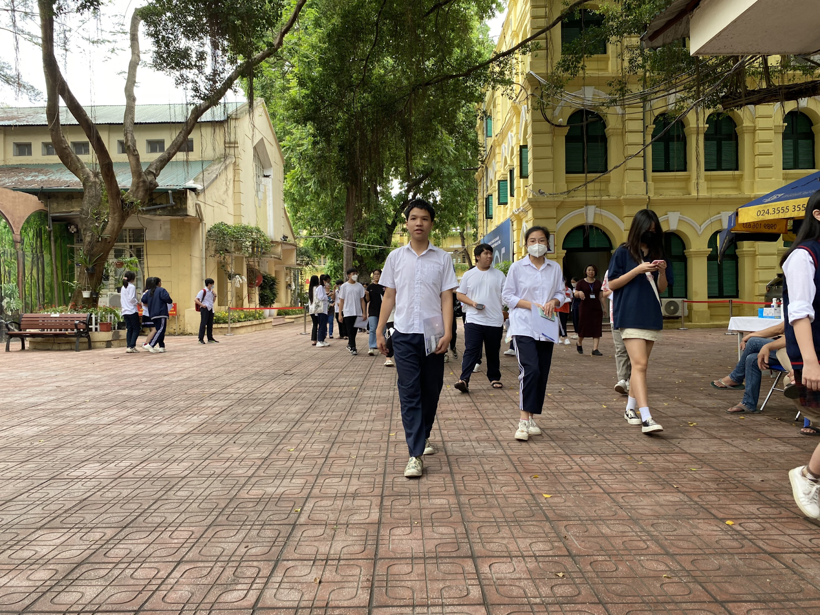 Thi vào lớp 10 tại Hà Nội: Sĩ tử hồi hộp, lo lắng khi đến làm thủ tục dự thi - Ảnh 3.