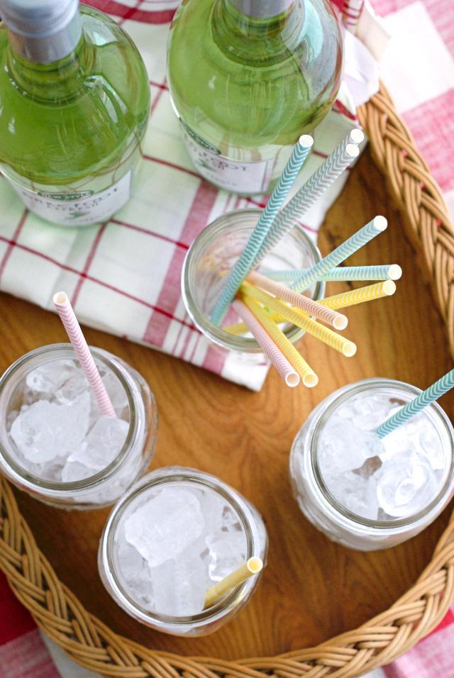 Serve Barefoot Refresh in mason jars with straws for a fun presentation!