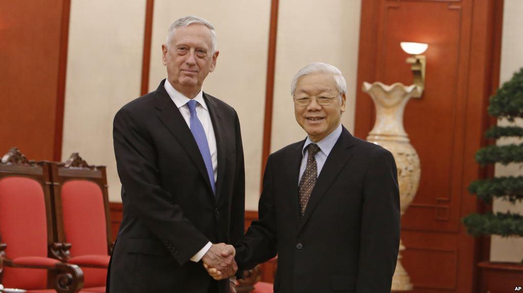 共总书记阮富仲在河内与到访的美国国防部长马蒂斯握手 (2018年1月25日)