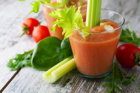 Vegetable smoothie with celery leaves