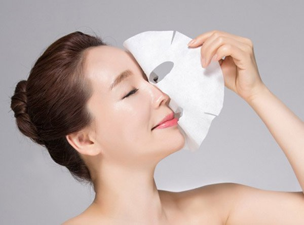 Dùng mặt nạ cấp ẩm cho da