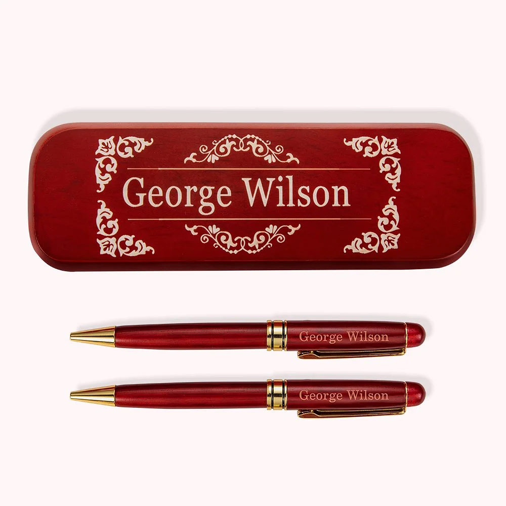 Deux stylos à bille avec étuis personnalisés avec un nom.