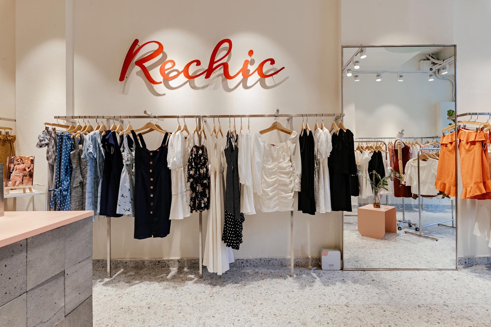 Không gian bày trí quần áo sang trọng bên trong cửa hàng của Rechic