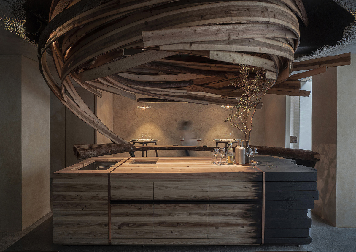 窩流餘燼 EMBERS 曲木吧台空間獲得 2020 年金點設計獎空間設計類的年度設計獎。