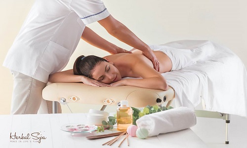 Massage body cần đến nhiều loại dụng cụ và phụ kiện 