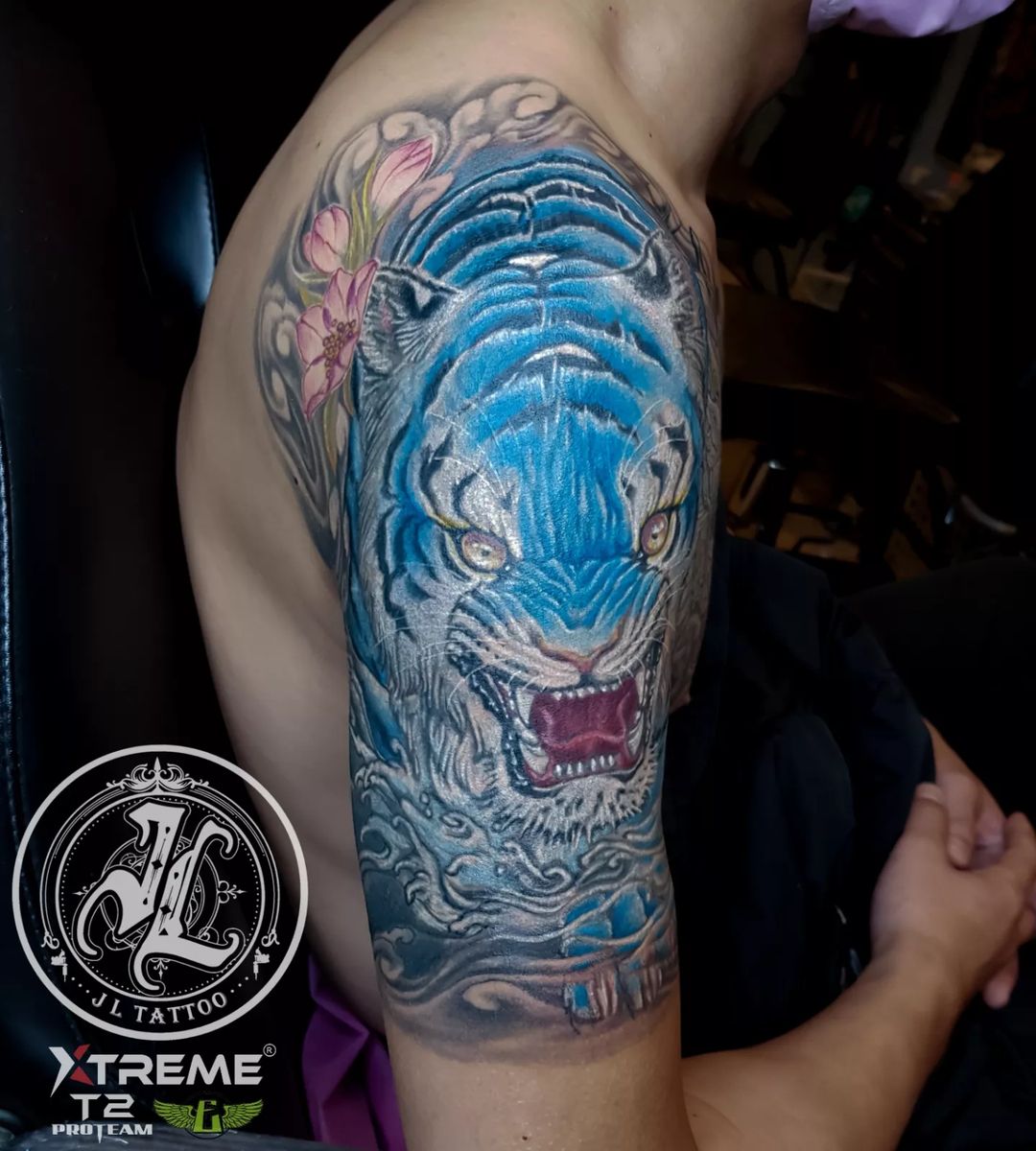 Tiger tattoos on shoulder