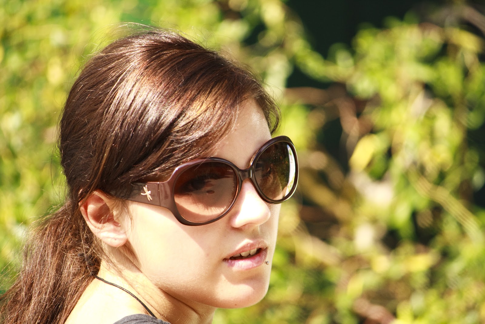 Young_woman_-sunglasses_-visiting_Zoo_Vienna-7Aug2009a.jpg