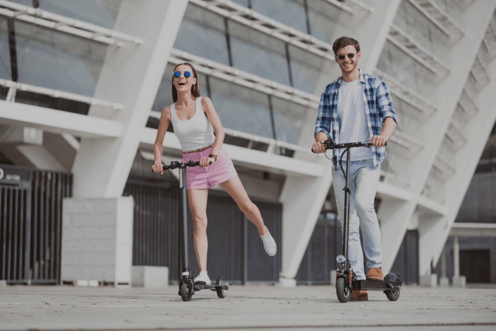 deux personnes sur leur trottinette 