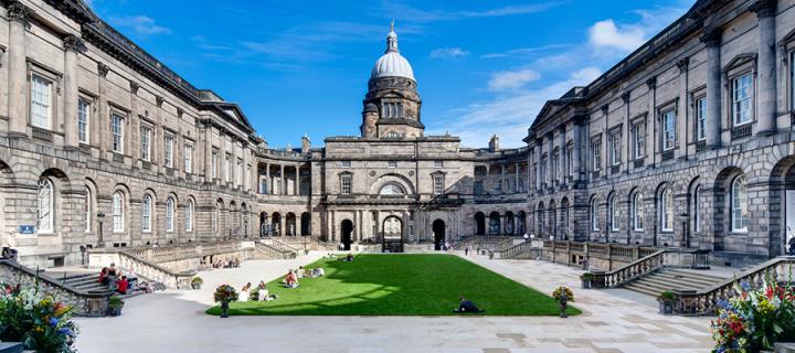 حرم جامعة إدنبره العريقة باسكتلندا 