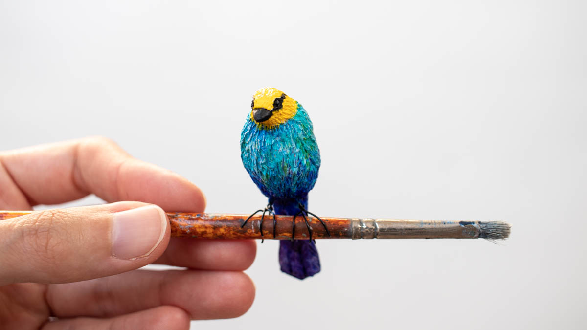 pájaro de arcilla pintado