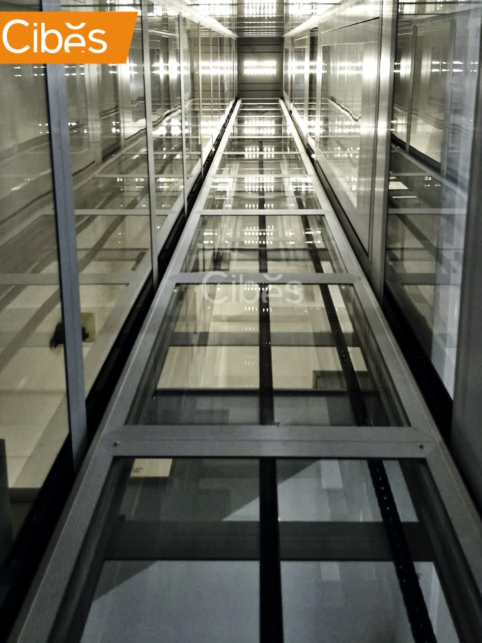 Giếng thang máy Cibes có thể được làm bằng kính mang lại cảm giác thông thoáng và tràn đầy ánh sáng