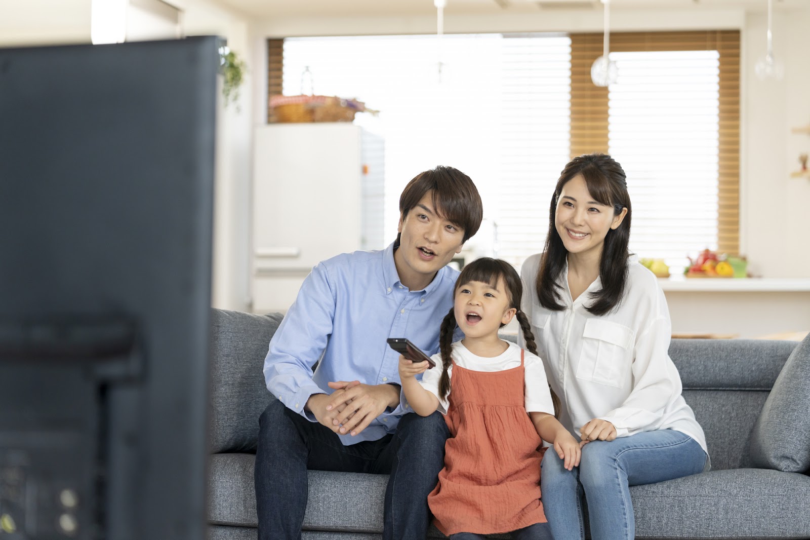 テレビを近くで見ると視力が悪くなるの？子供は特に要注意