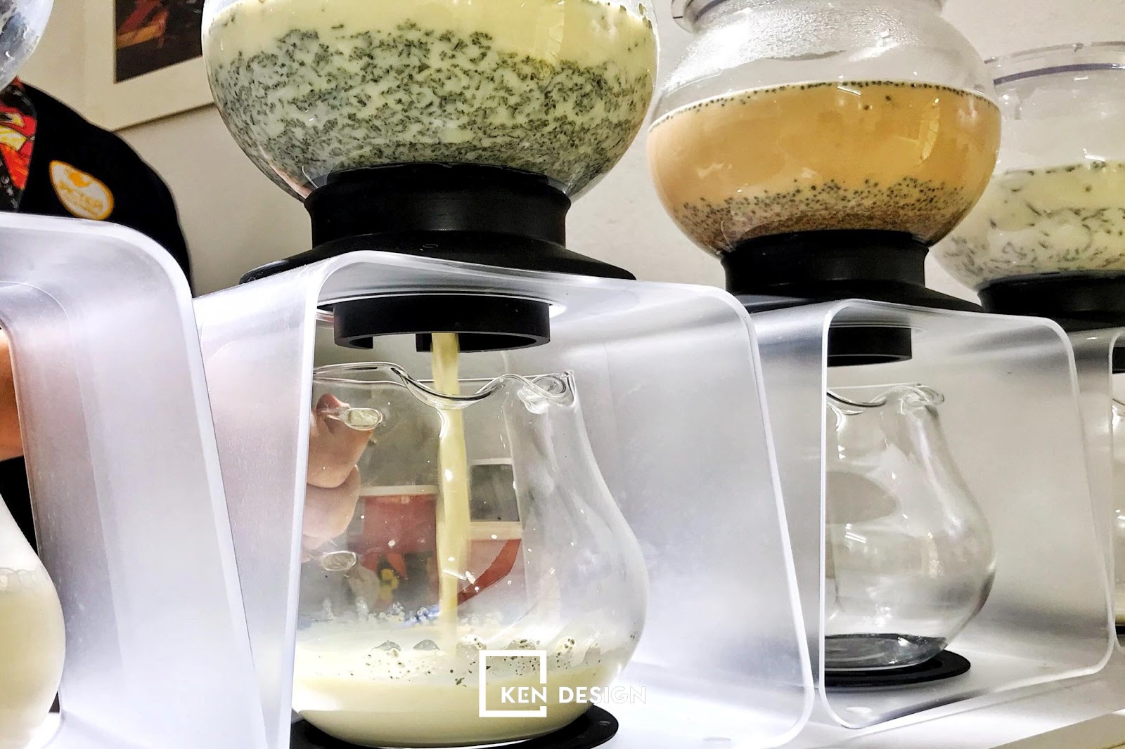 Sử dụng bình thủy tinh trong cửa hàng trà sữa Jactea