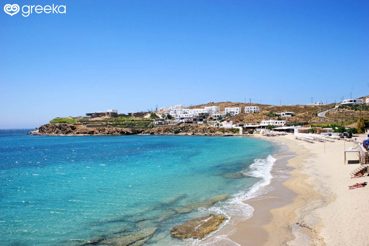 Une des plus belles plages de Mykonos avec son eau bleu turquoise et son sable dorée