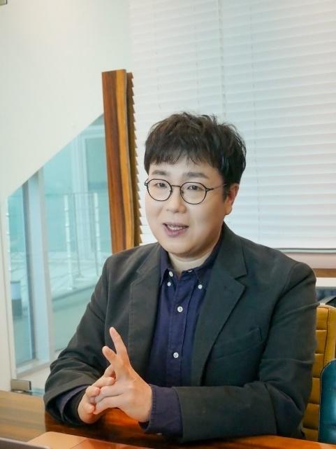 机の上に座っている男性

低い精度で自動的に生成された説明