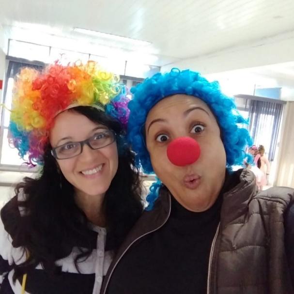 Pessoas posando para foto

Descrição gerada automaticamente