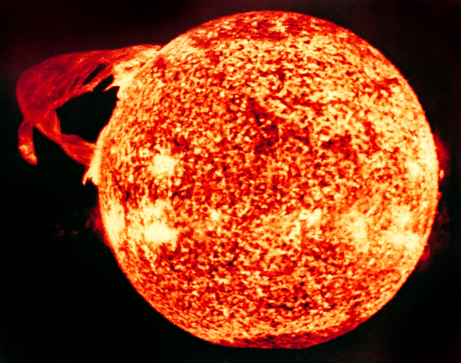 https://upload.wikimedia.org/wikipedia/commons/3/37/Skylab_Solar_flare.jpg