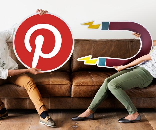 Pessoas segurando um ícone do pinterest