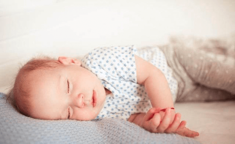  Tư thế nằm nghiêng một phía cũng là tư thế ngủ tốt cho trẻ sơ sinh