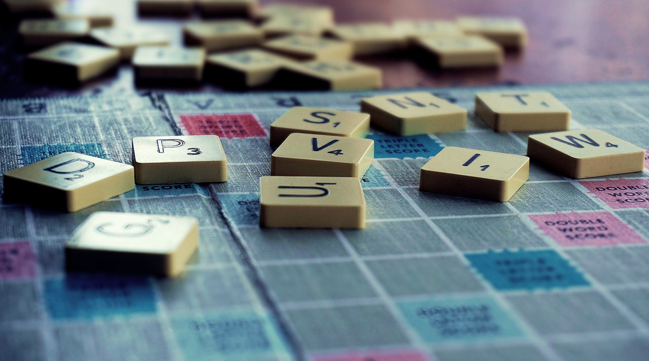 Scrabble-stukken op een blauw bord