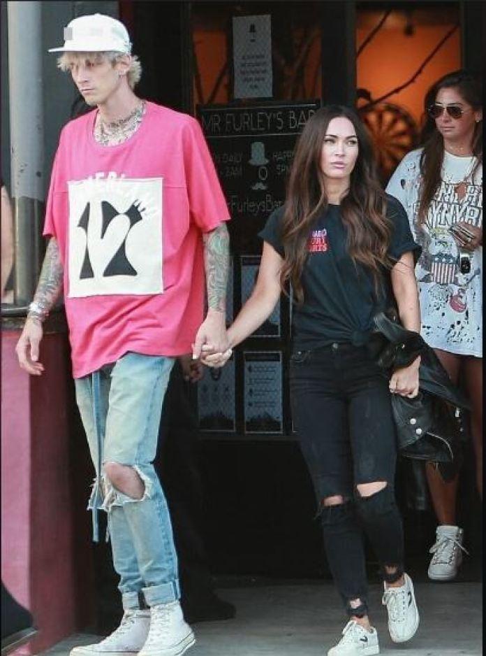 Esta fue la respuesta de Machine Gun Kelly a una fan que le pide una cita  (+VÍDEO)