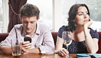 unsociable-media-man-ignoring-woman-date.jpg