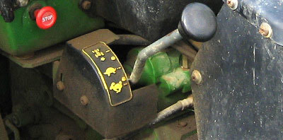 imagen de tractor con iconos de tortuga y liebre en palanca de cambios para indicar velocidad rápida y lenta