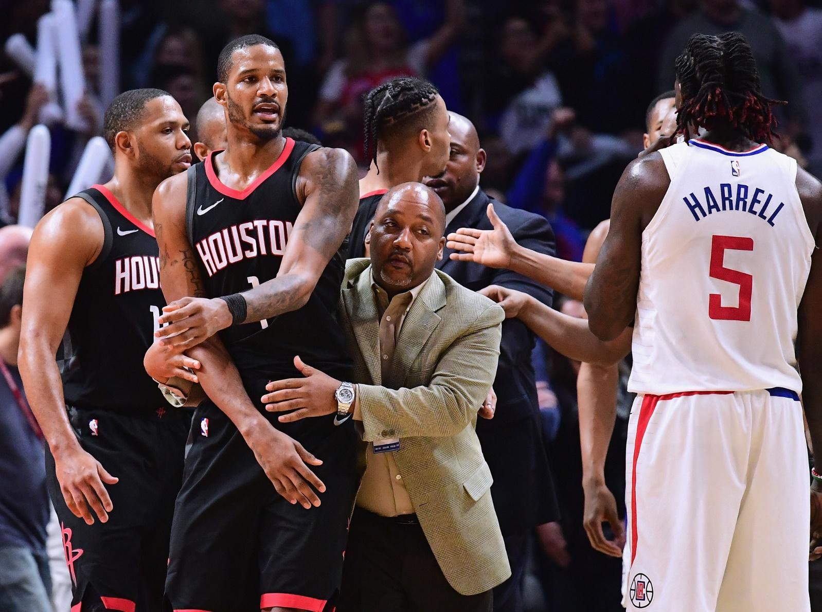Angry Words and Ejections as Chris Paul Returns to Los Angeles - The New  York Times
