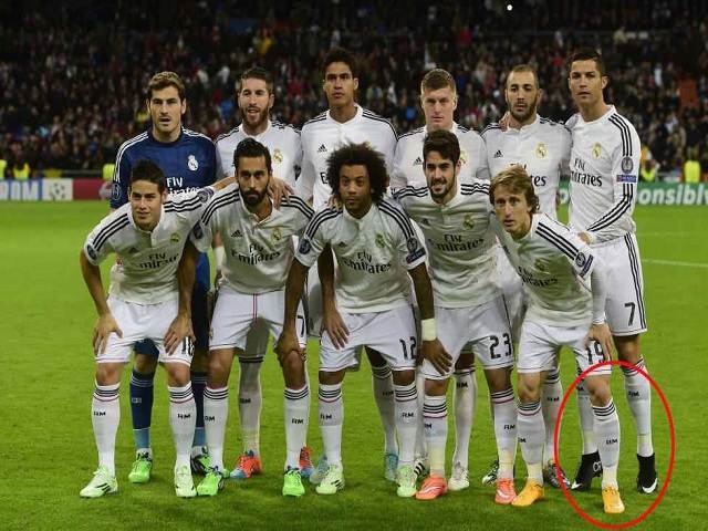 Chiêu trò ăn gian chiều cao của Ronaldo luôn bị báo chí bắt được