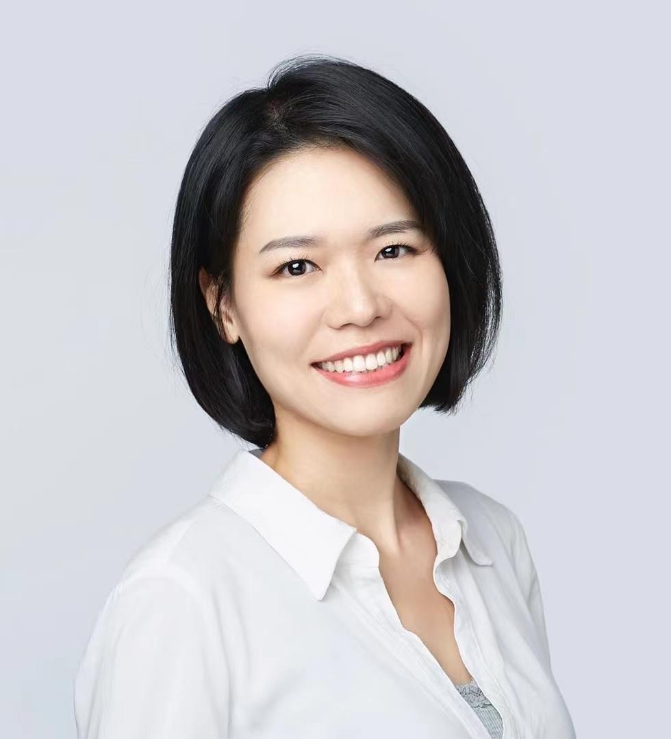 女人穿着衬衫

描述已自动生成