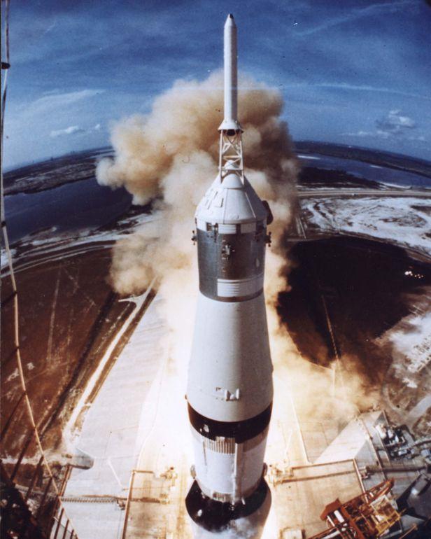 인류 사상 처음 달에 도착하는 우주인들을 태운 아폴로 11호 우주선을 탑재한 새턴 5호 로켓이 1969년 7월 발사되고 있다. /NASA