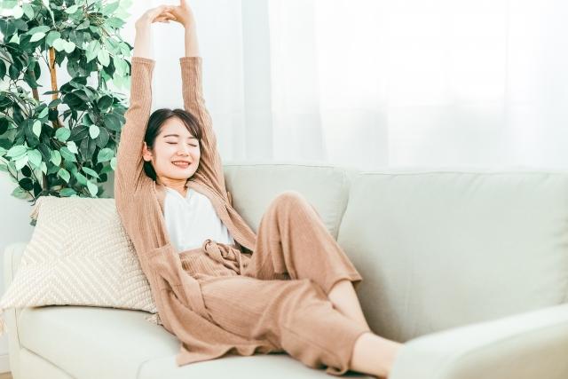 ソファーに座っている女性

自動的に生成された説明